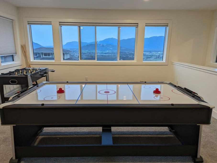 Mountain Retreat With Views, Hot Tub, Games & Ac Villa Chilliwack Dış mekan fotoğraf