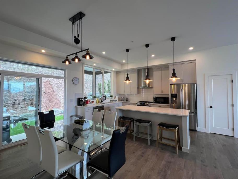 Mountain Retreat With Views, Hot Tub, Games & Ac Villa Chilliwack Dış mekan fotoğraf