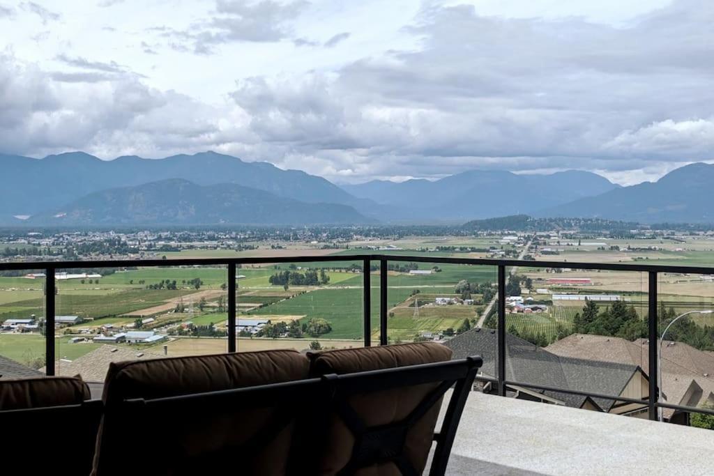 Mountain Retreat With Views, Hot Tub, Games & Ac Villa Chilliwack Dış mekan fotoğraf